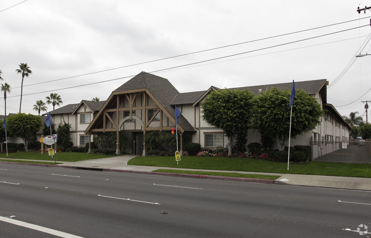 Primary Photo - Emerald Gardens Apartments