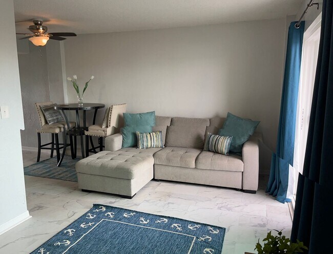 Building Photo - Fantastic views from this condo on the river