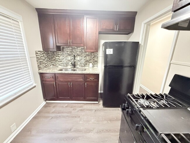 Building Photo - This beautifully updated 3-bedroom, 1-bath single-family home is ready for move-in!
