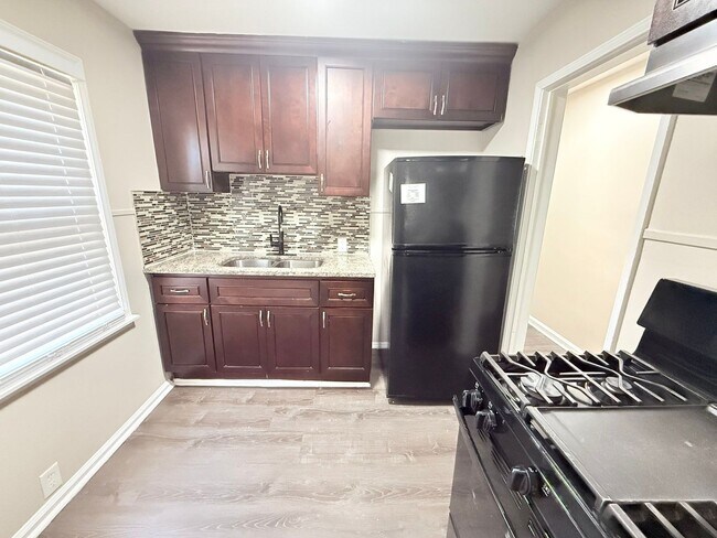 Foto del edificio - This beautifully updated 3-bedroom, 1-bath single-family home is ready for move-in!