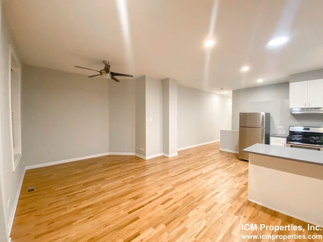 Foto del edificio - 2452 N Southport Ave