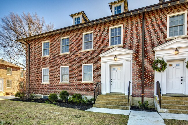 Foto del edificio - 8 Russel Ave