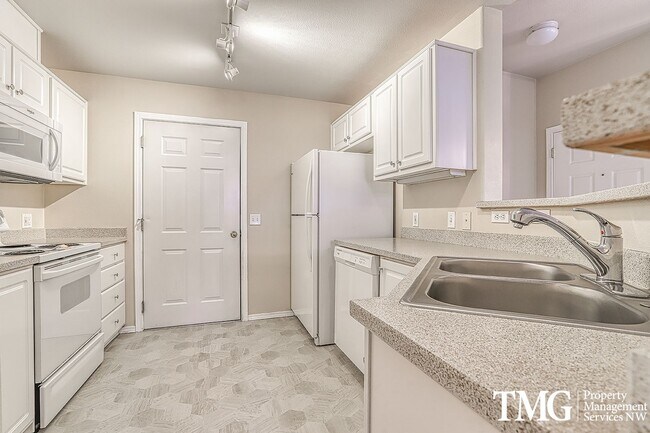Foto del edificio - 2br/2ba single level condo with garage & W/D near Nike / Intel / St. Vincent Hospital  **MOVE IN ...