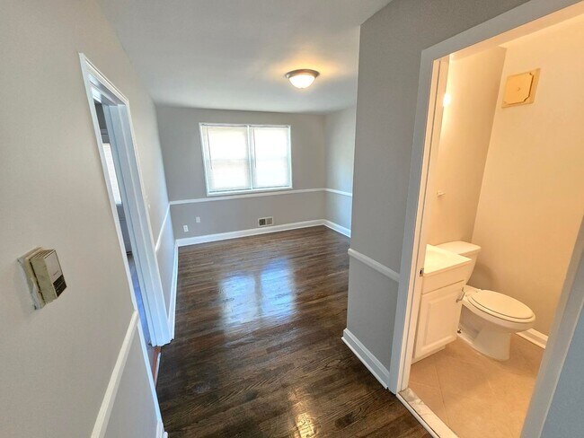 Building Photo - 3 Bedroom 2.5 Bathroom Townhome for Rent