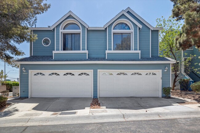 Building Photo - Centrally located Townhome/Fenced Yard