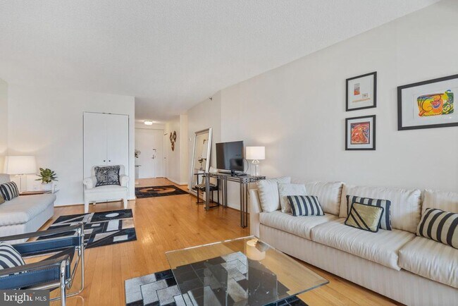 Building Photo - 1300 Crystal Dr