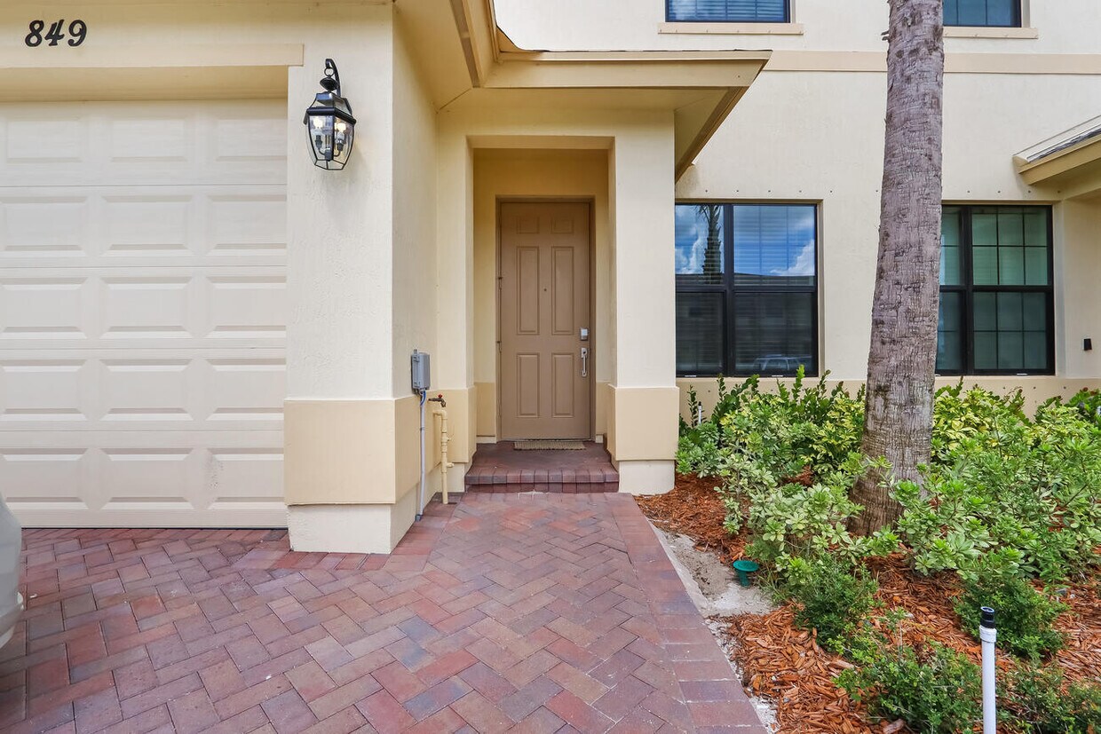 Foto principal - 849 S Verona Trace Dr