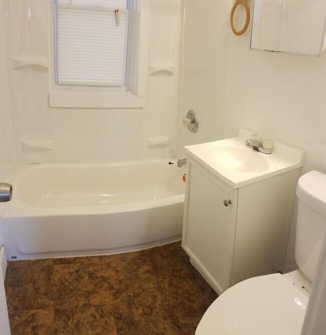 Foto del edificio - 3401 E. 147th Street, Unit 7