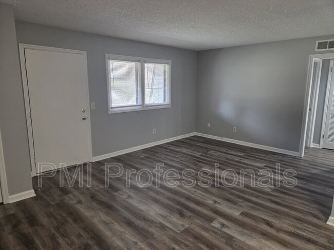 Building Photo - 2929 Selena Dr