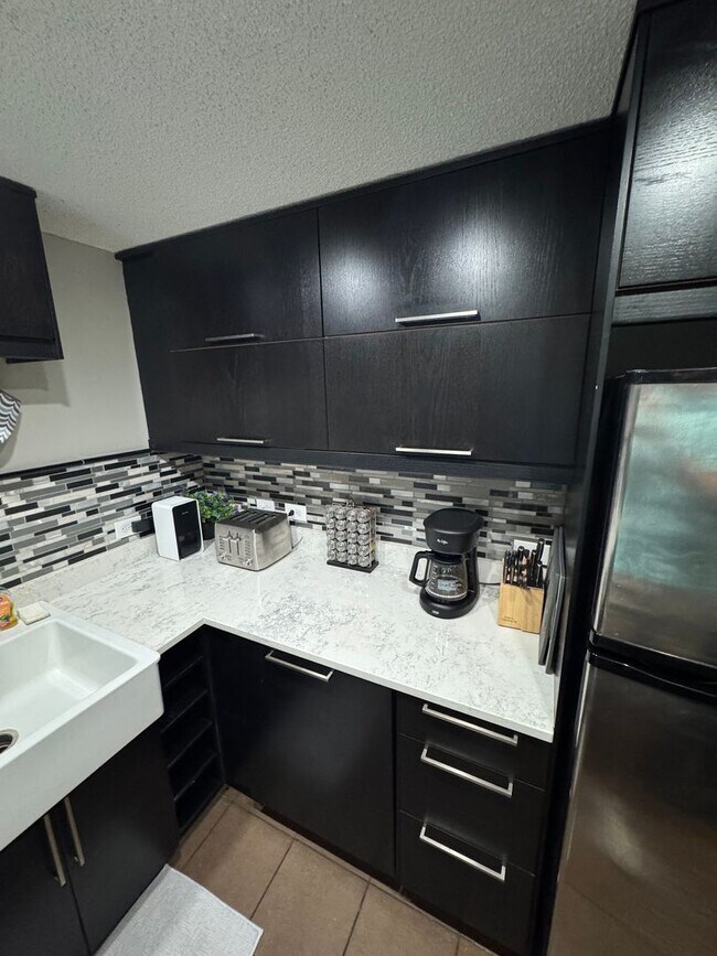 Foto del edificio - 2 Bed/1 Bath FULLY Furnished Condo at City Heights!