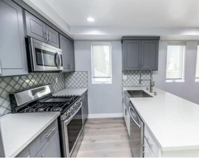 Building Photo - 1120 1/2 N Heliotrope Dr
