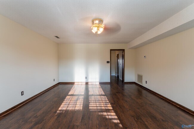 Building Photo - 2221 Westmead Dr SW