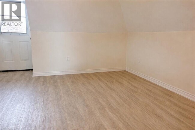 Photo du bâtiment - 76 Wentworth St S