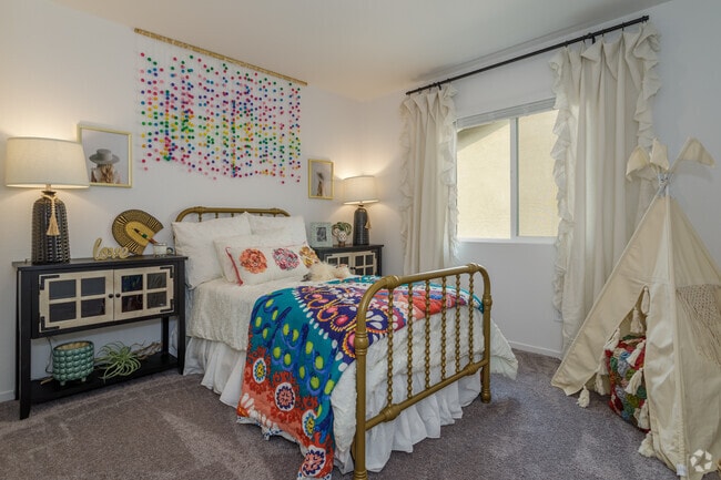 4BR, 2.5BA - 1,811SF - Aspen Vista at Anchor Pointe