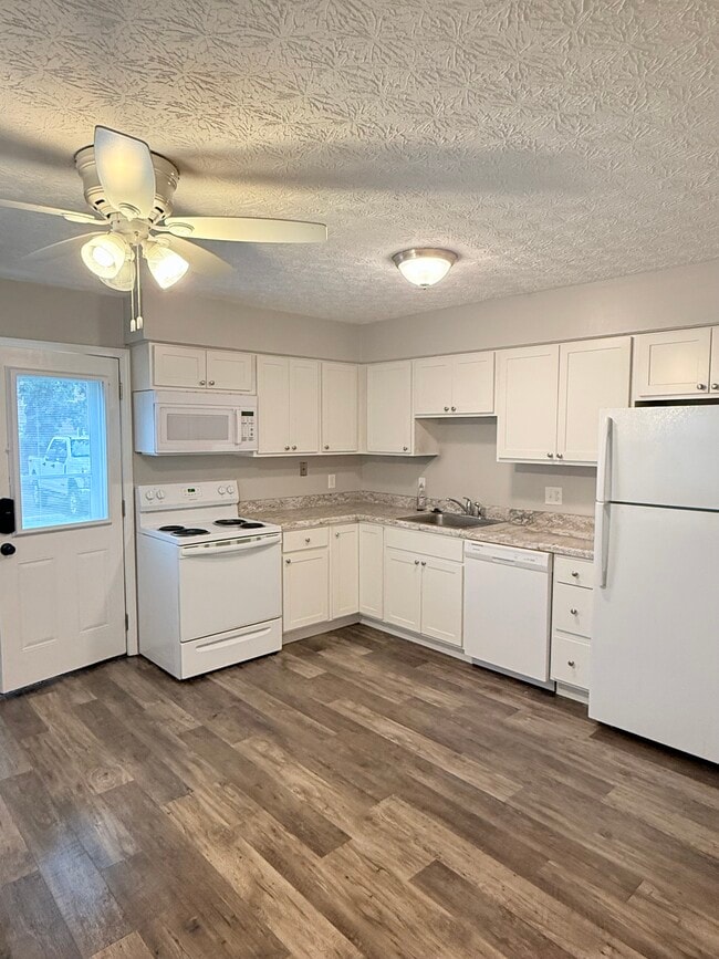 Kitchen (Standard Unit) - 928 Thomas Rd