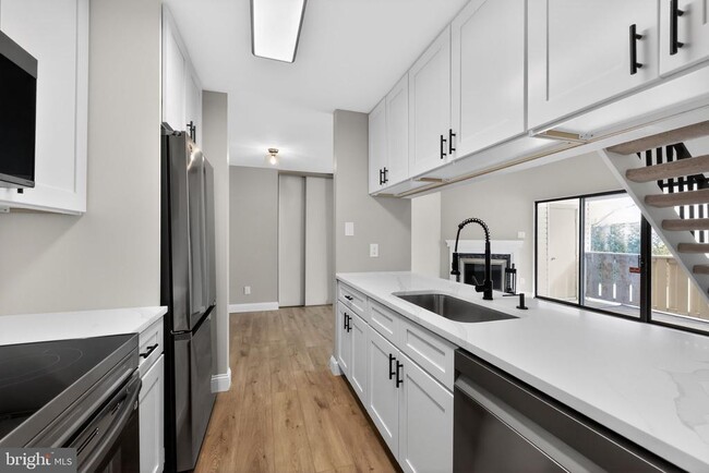 Building Photo - 306 The Woods