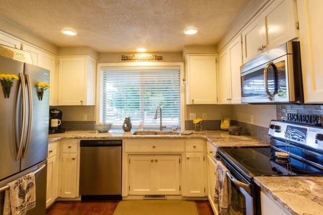 Building Photo - MODERN COMFORT & OPEN LAYOUT 3 BEDROOM SINGLE LEVEL HOME