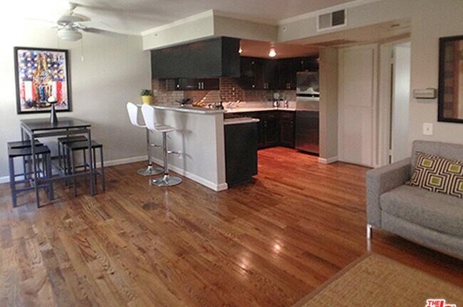 Foto del edificio - 1118 E Palmer Ave