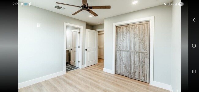 Building Photo - 324 W Live Oak Ln
