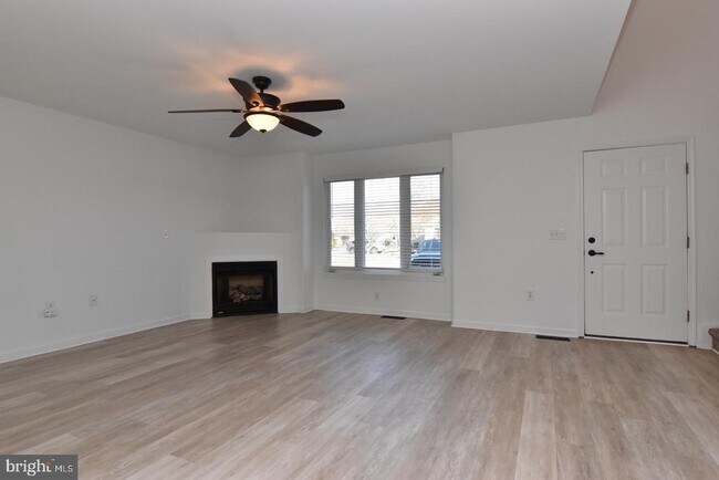 Building Photo - 117 Lakeside Dr