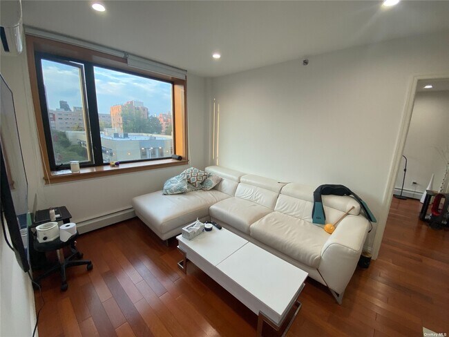 Foto del edificio - 144-56 Roosevelt Ave