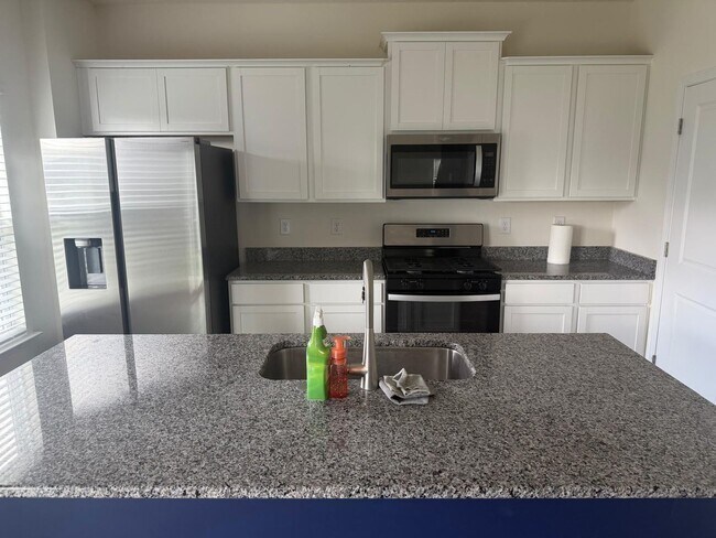 Building Photo - 915 Utopia Ln