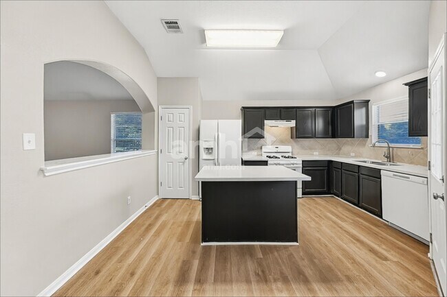 Foto del edificio - 790 Goldenrod St