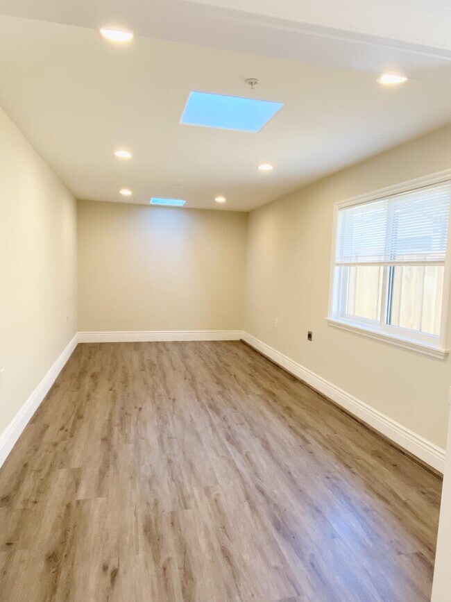 Building Photo - 663 Glenbrook Dr
