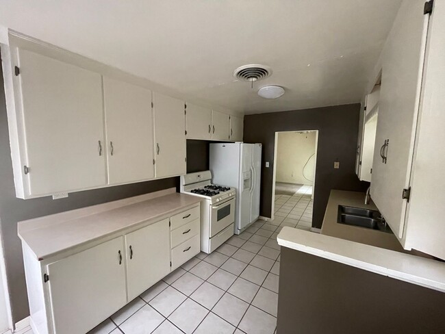 Building Photo - 3 Bedroom 1 Bath