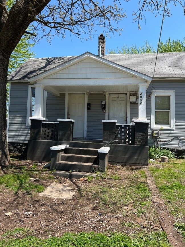 Building Photo - Available now 1 bedroom duplex all utiliti...
