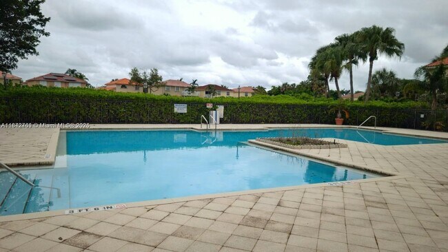 Foto del edificio - 3420 Pinewalk Dr N