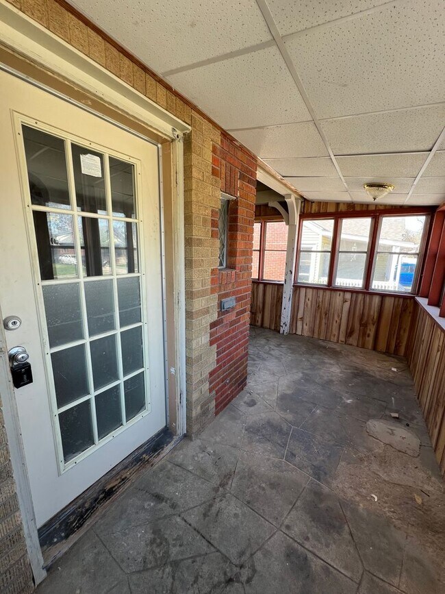 Foto del edificio - Large Florence 4 bed 2 bath house w garage...