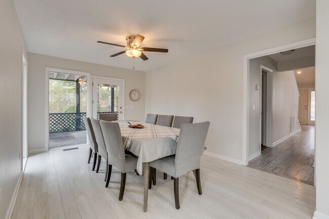 Building Photo - 5009 Emerald Dr