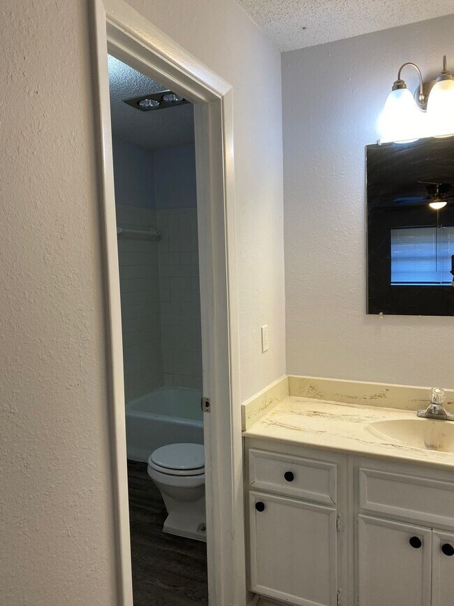 Building Photo - Spacious 4 Bedroom, 2 Bathroom over 1700 sqft. Duplex in Westridge!
