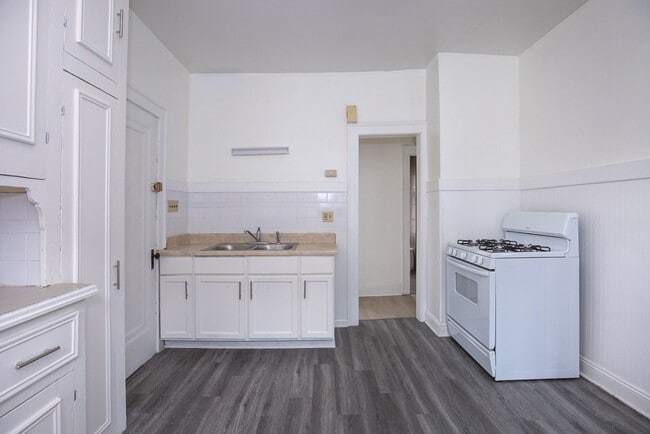 Building Photo - 2119 Lewis Dr