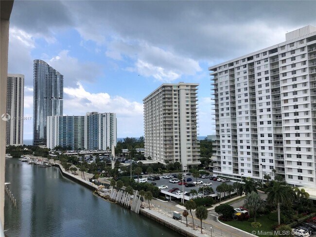 Building Photo - 400 Kings Point Dr