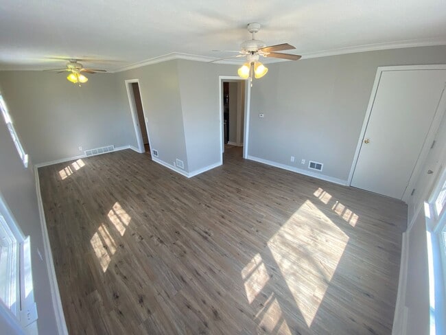 Building Photo - Newly Renovated 3 Bed 1 Bath