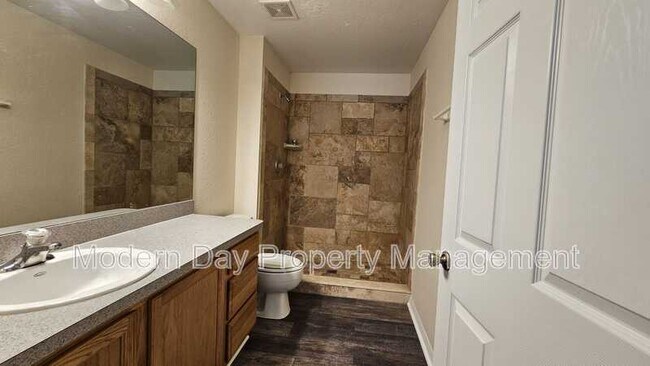 Building Photo - 6300 W Oak Park Blvd