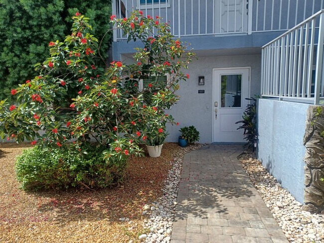 Foto del edificio - UPGRADED WATERFRONT END UNIT 3 BR / 2 BA Home With BOAT LIFT/ DOCK & OUTSTANDING VIEWS
