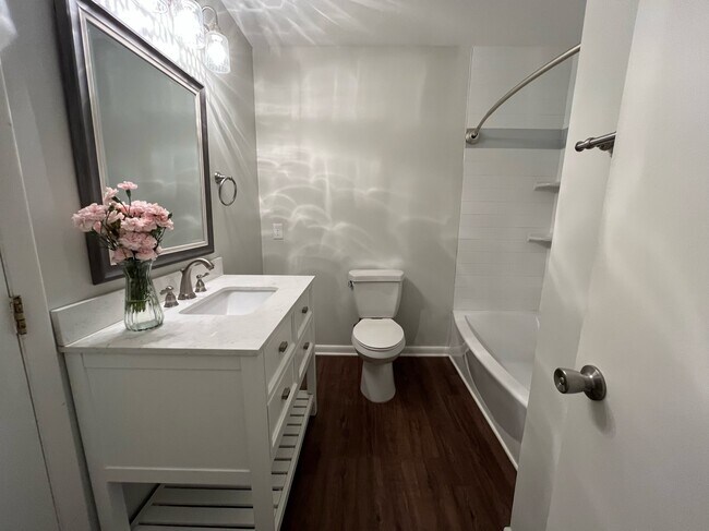 Foto del edificio - 132 Manhattan Ct