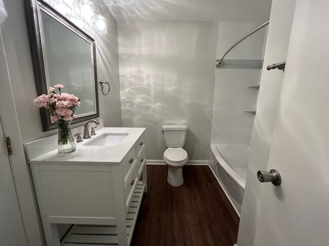 Building Photo - 132 Manhattan Ct