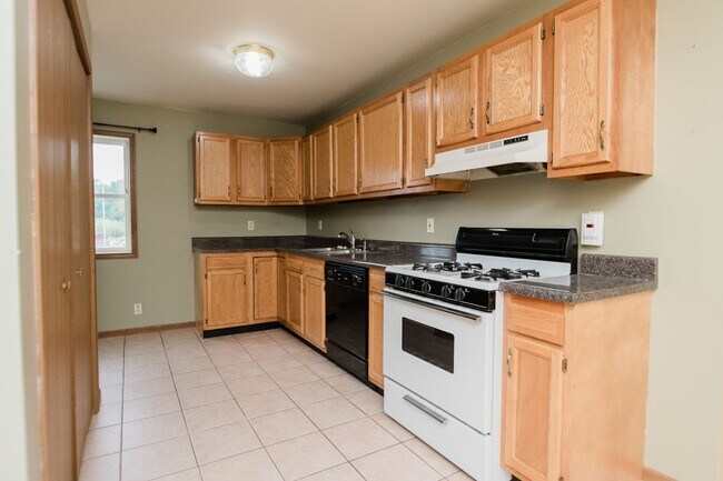 Building Photo - 2 bedroom / 2 bathroom Townhouse for rent ...