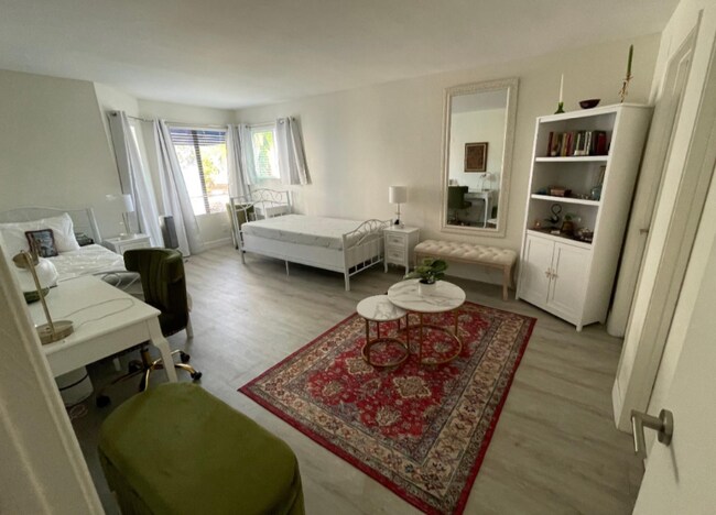 Foto del edificio - 8338 Regents Rd