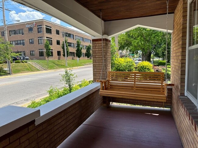 Building Photo - 726 E 5th St