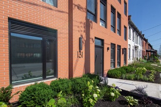 Building Photo - 131 Wellington St N