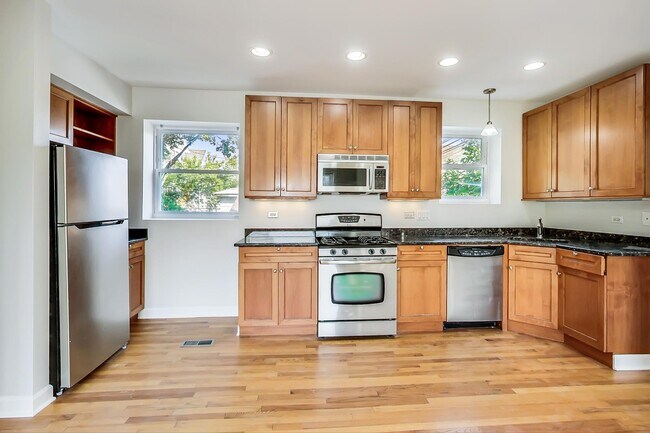 Building Photo - 3414 W Cullom Ave