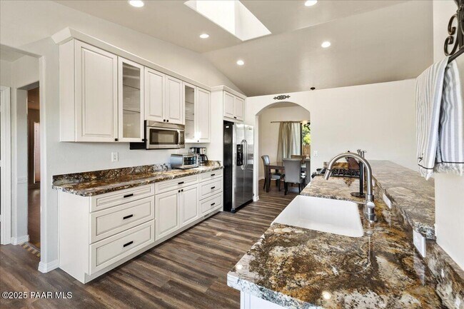 Building Photo - 1844 Foothill Dr