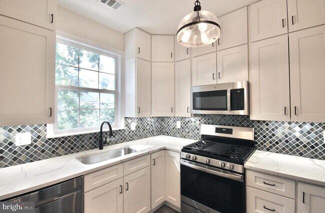 Building Photo - 11401 Gate Hill Pl