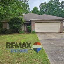 Building Photo - 2037 N Hills Dr