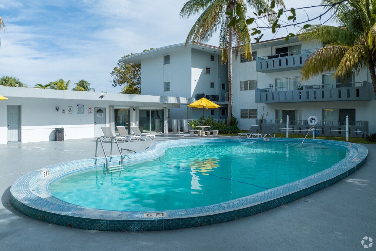 Primary Photo - Esquire Apartments